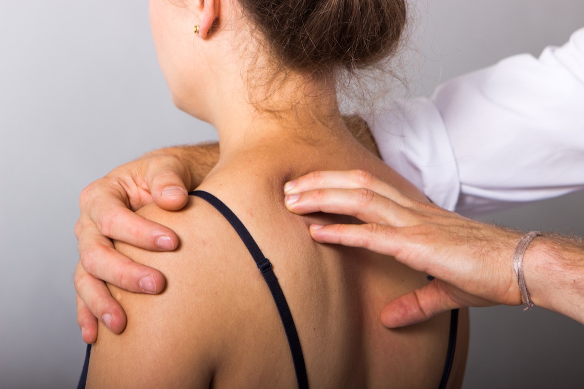 Precise hands-on work across the upper back and shoulder